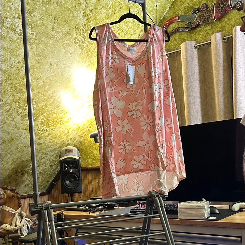 NWT LuLaRoe Kristina Tank 2X. From a non smoking/pet friendly home.